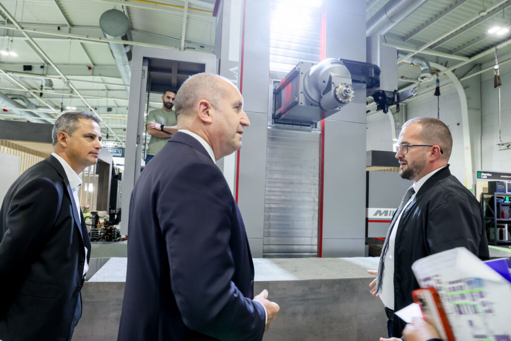 Rumen Radev in conversation beside the RILA milling machine at the MILCO stand.
